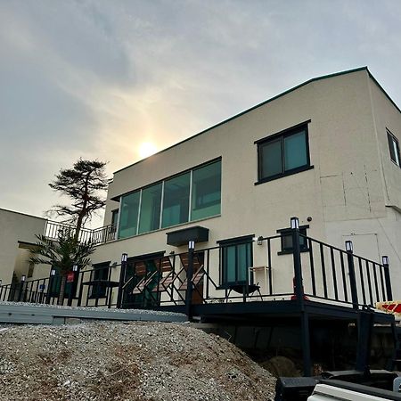 Fullhouse 6To10 Bed & Breakfast Gangneung Luaran gambar